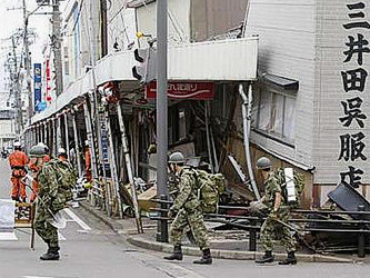 Японские военнослужащие направляются для поиска погибших и пострадавших во время землетрясения. Фото с сайта www.theage.com.au