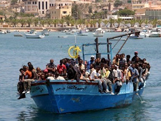 Прибытие нелегальных иммигрантов на остров Лампедуза. Фото с сайта nyc.indymedia.org