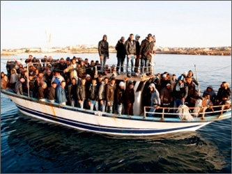 Прибывающие на Лампедузу беженцы. Фото с сайта www.securitydefenceagenda.org