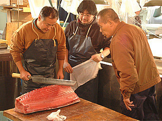 Рыбаки из японской провинции Фукусима разделывают улов. Фото с сайта www.fukushimafew.com