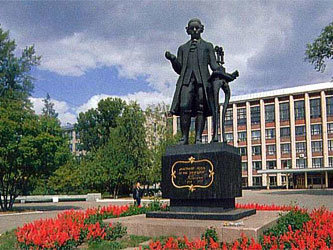 Памятник Ивану Ползунову перед АлтГТУ. Фото с сайта draiko111.narod.ru