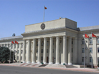 Здание парламента (Жогорку Кенешу) Киргизии. Фото с сайта www.neweurasia.net
