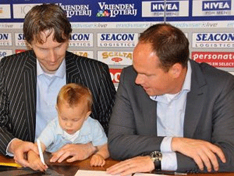 Берке ваван дер Мей подписывает контракт. Фото с сайта rjtc.novo.lv