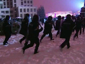 ОМОН во время массовых беспорядков в Минске. Кадр телеканала 