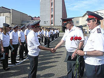 Вручение дипломов выпускникам  СФКрУ МВД России 2010 года. Фото с сайта www.guvdsk.ru