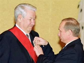 Владимир Путин награждает Бориса Ельцина орденом 