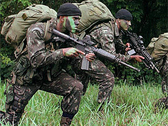 Подразделение спецназа бразильской армии во время выполнения боевого задания. Фото с сайта linuxidx.com