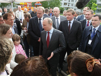 Владимир Путин с жителями Пскова. Фото с сайта premier.gov.ru
