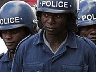 Сотрудники полиции Зимбабве. Фото с сайта africanaristocrat.com