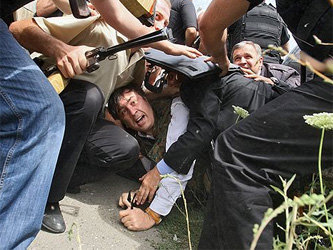 Михаил Саакашвили во время ложной воздушной тревоги. Фото с сайта www.gazeta.lv