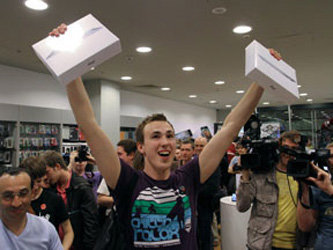 Павел Фирсов с долгожданными планшетами Apple iPad 2. Фото <A target=