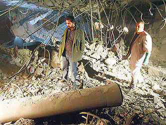 Ливийцы в разрушенном бомбардировками доме. Фото с сайта medya.todayszaman.com