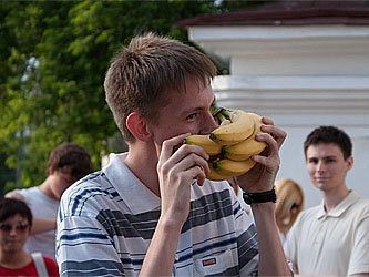 Барнаулец Константин на спор ест бананы. Фото с сайта www.amic.ru