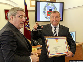 Виктор Толоконский вручил награду Александру Карлину. Фото с официального сайта администрации Алтайского края