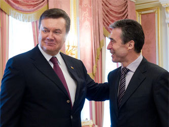 Президент Украины Виктор Янукович и генеральный секретарь НАТО Андерс Фог Расмуссен. Фото с сайта www.nato.int