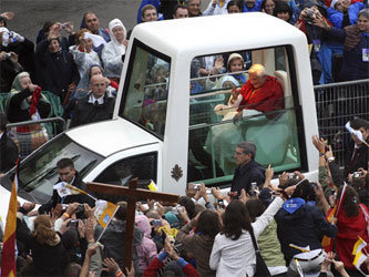 Бенедикт XVI в папомобиле. Фото с сайта www.thepapalvisit.org.uk