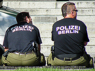 Сотрудники берлинской полиции отдыхают после проведения спецоперации. Фото с сайта de.indymedia.org