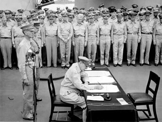 Подписание Акта о капитуляции Японии американским генералом Макартуром 2 сентября 1945 года на борту линкора ВМС США 