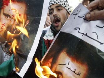 Сирийская оппозиция сжигает фотографии Башара Асада. Фото с сайта alarabiya.net