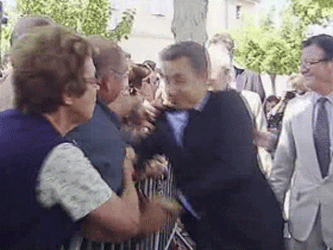 Кадр видеозаписи нападения на Саркози с сайтаbigmir.net 