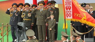 Александр и Николай Лукашенко принимают парад в честь Дня независимости Белоруссии. Фото с сайта www.president.gov.by