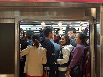 Пекинское метро в час пик. Фото с сайта en.beijing2008.cn