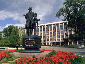 Памятник Ивану Ползунову перед АлтГТУ. Фото с сайта cadmian.ru