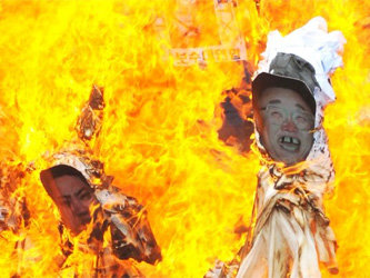 Акция сожжения портретов северокорейских лидеров в Сеуле. Фото с сайта www.globalpost.com