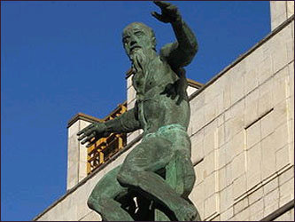 Скульптура на здании Президиума РАН. Фото с сайта ru.wikipedia.org