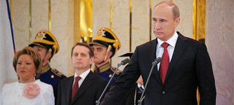 Владимир Путин в день инаугурации 7 мая 2012 года приносит клятву на Конституции РФ. Фото пресс-службы президента РФ