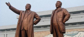 Статуи Ким Ир Сена и Ким Чен Ира. Фото:  <A href=
