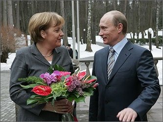 Канцлер Германии Ангела Меркель и президент России Владимир Путин. Архивное фото пресс-службы президента РФ