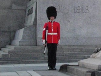 Почётный караул у Мемориала канадцам, погибшим в Первой мировой войне