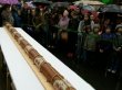 Томичи съели гигантскую колбасу-рекордсменку