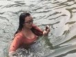 Женщина нырнула в ледяную воду за упавшим iPhone