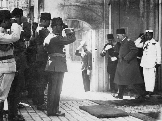 Последний султан Османской империи Мехмед VI покидает Стамбул, 1922 год