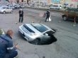 Машина ушла под асфальт в центре Барнаула
