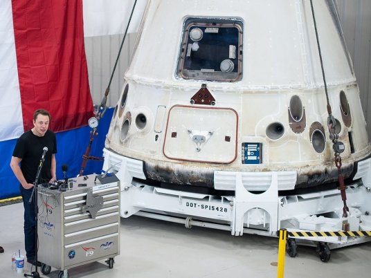 Илон Маск и космический корабль Dragon SpaceX