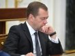 Медведев пообещал повысить минимальную зарплату