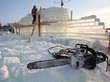 Бензопилой и бор-машиной строят ледовый городок. ФОТО