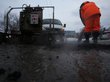 Ямы на дороге в Бийске вновь заделывают кирпичами