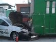 Автомобиль такси в Новосибирске разбился о троллейбус