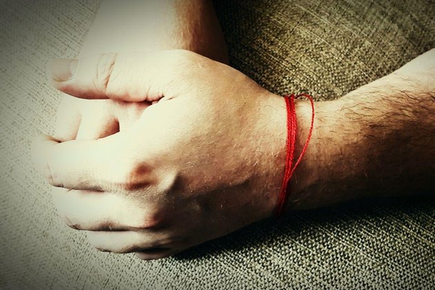 Красная нить на руке: зачем нужна на самом деле - Оракул - info.sibnet.ru