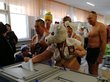 Барнаульские «моржи» пришли на избирательный участок в одних трусах