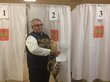 Директор зоопарка в Барнауле пришел на выборы с тигрятами
