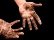 Мыть правильно: чем опасны грязные руки
