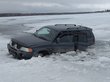 Машина с рыбаками ушла под лед на Обском море