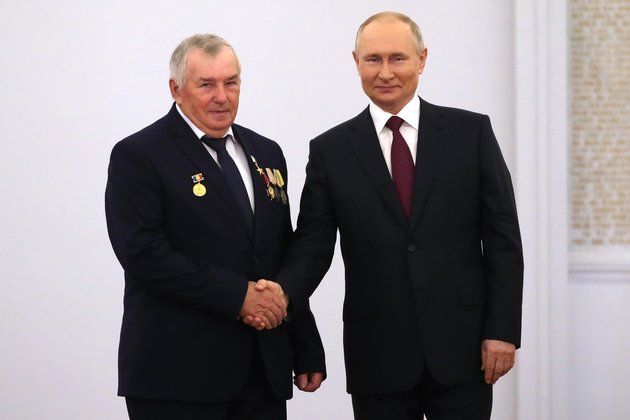 Президент России Владимир Путин и Герой Труда Александр Бондаренко