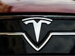 Водитель разбил молотком экран Tesla для проверки авто