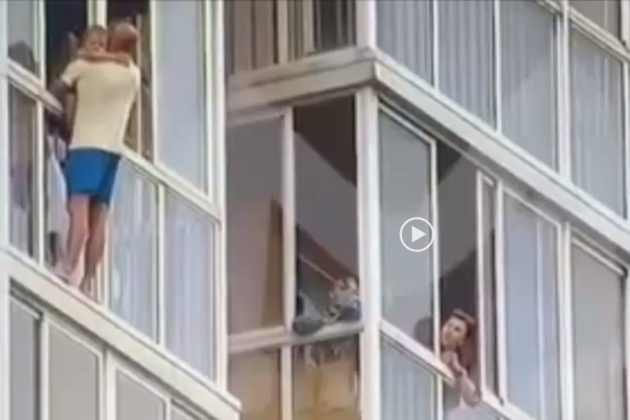 Мужчина грозит сбросить трехлетнего сына с 14 этажа в Иркутске